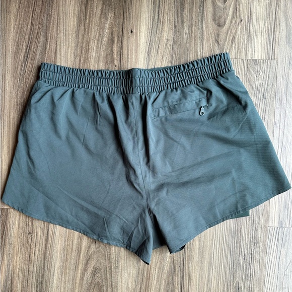 Girlfriend Trail Shorts Moss Green - Picture 2 of 3